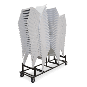 Transportkar met gestapelde witte stapelstoelen voor evenementen en catering.