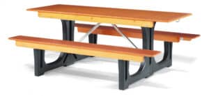 Robuuste houten picknicktafel met zwarte metalen onderstel voor buitengebruik.